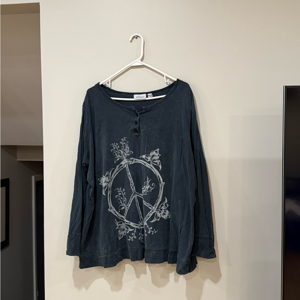 26/28 Avenue Dark Blue Top with Peace Symbol